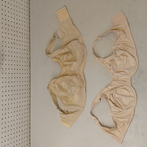 Wacoal Other - Set of 2 bras, Wacoal & Elila 38G